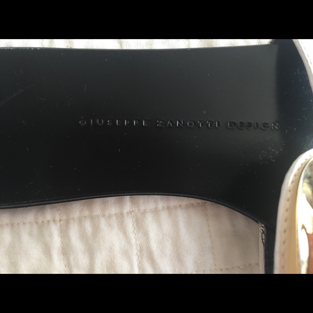 Giuseppe Zanotti white thong sandals w/gold circle - Picture 2 of 11